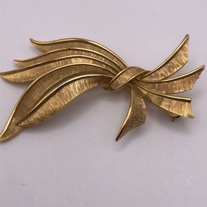 VTG Elegant Monet Bow Design Brooch Gold Tone